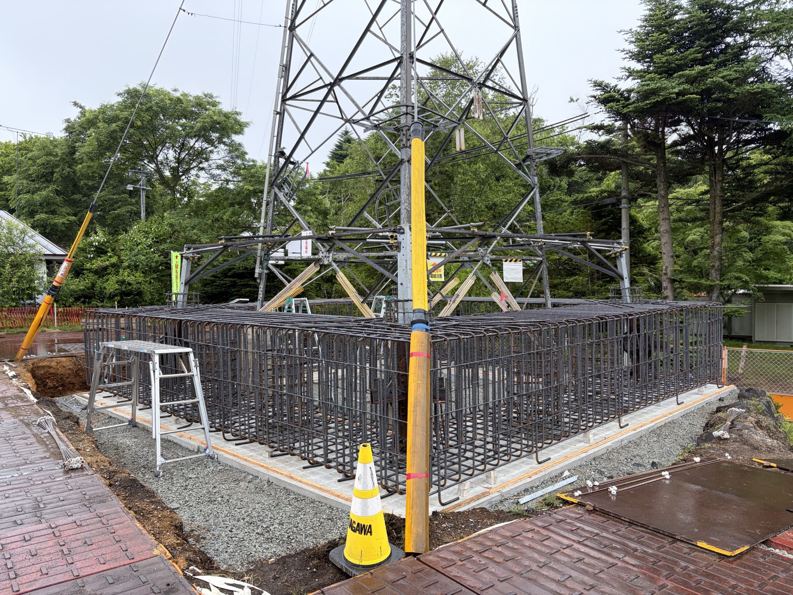 既設鉄塔の外側に完成した新設鉄塔基礎