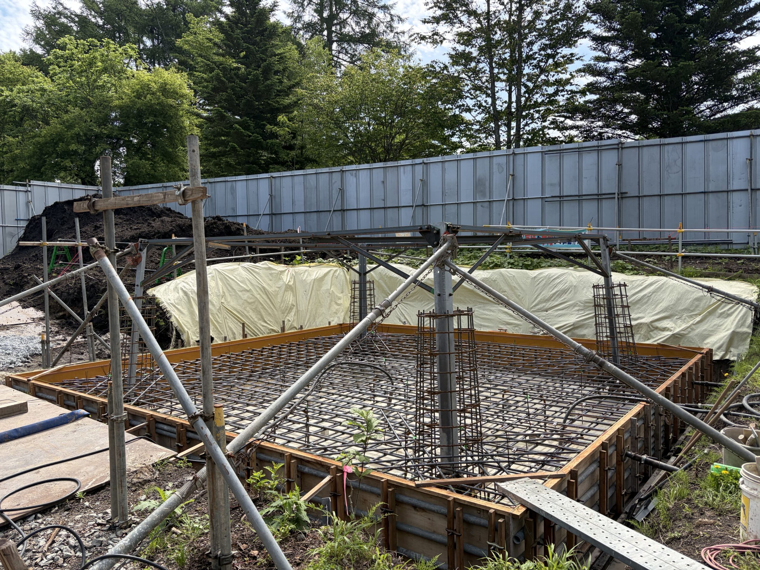 鉄塔基礎の配筋工事の様子